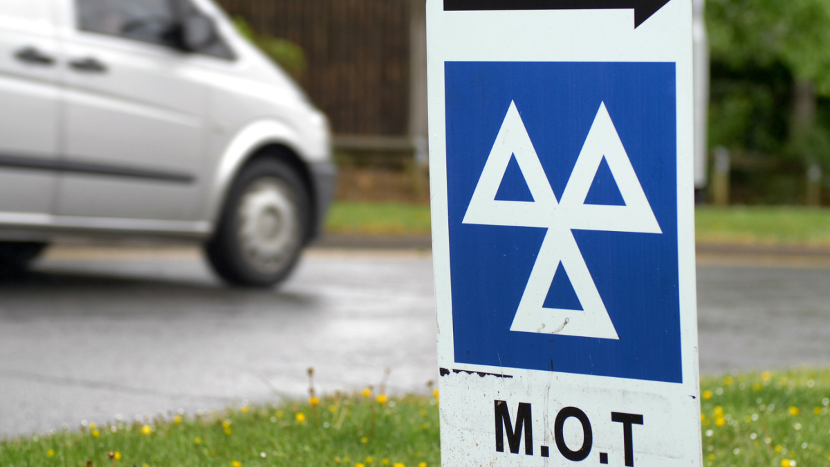 Top 10 most common MOT failures | Regit