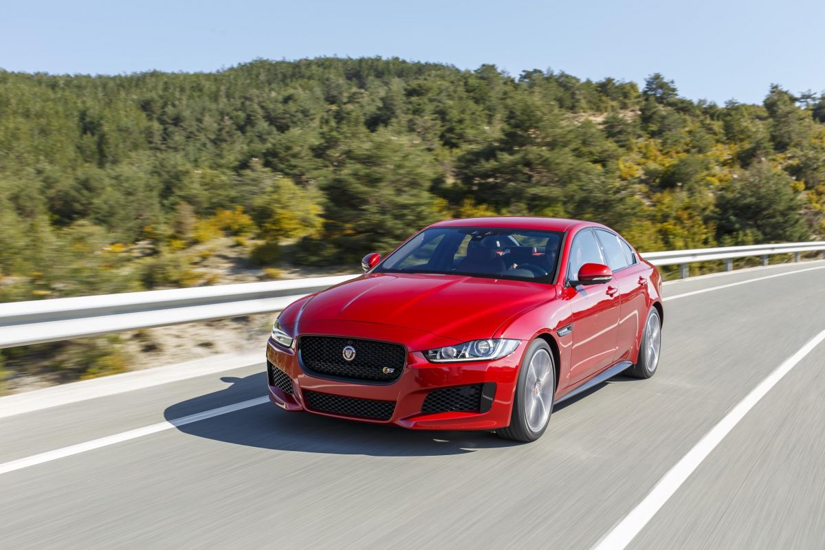 Jaguar xe vs xf