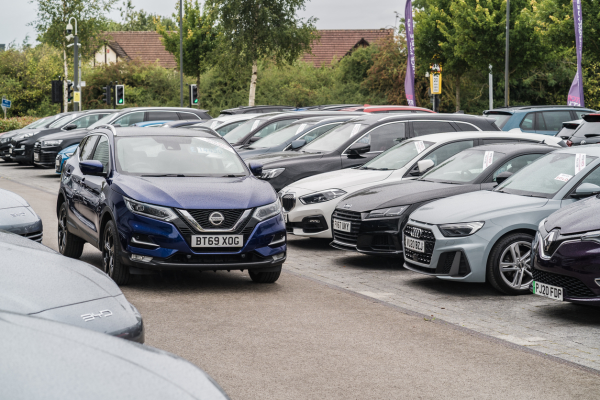10 essential questions to ask when buying a used car in the UK (2026 guide)