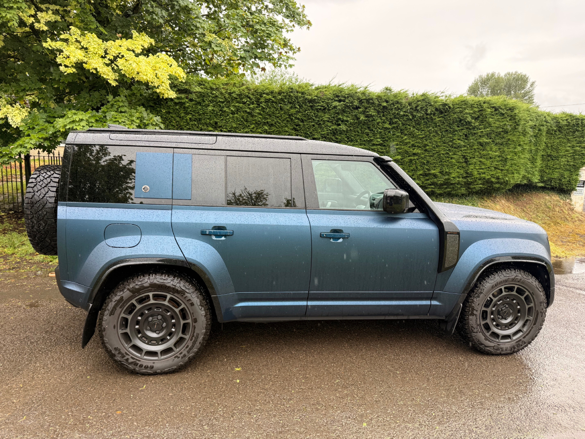 Land Rover Defender OCTA (2025 - )